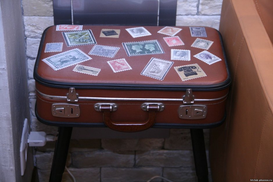 Столик из старых чемоданов