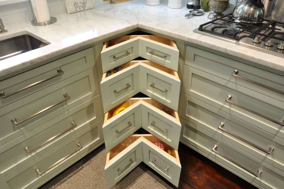 Угловой кухонный шкаф с выдвижными ящиками