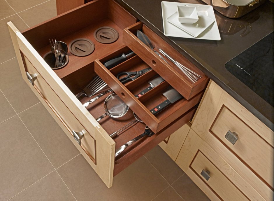 Кухонный шкаф с выдвижными ящиками для столовых приборов
