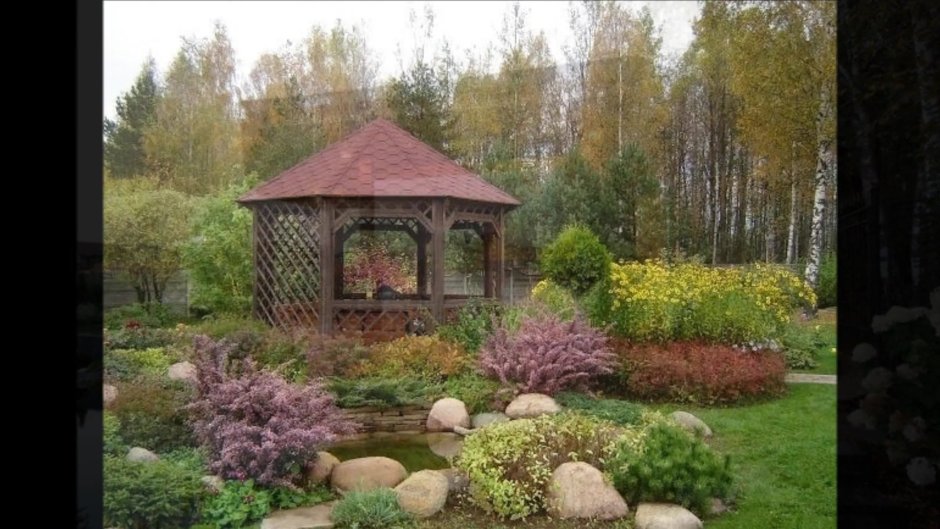 Клумба рядом с беседкой