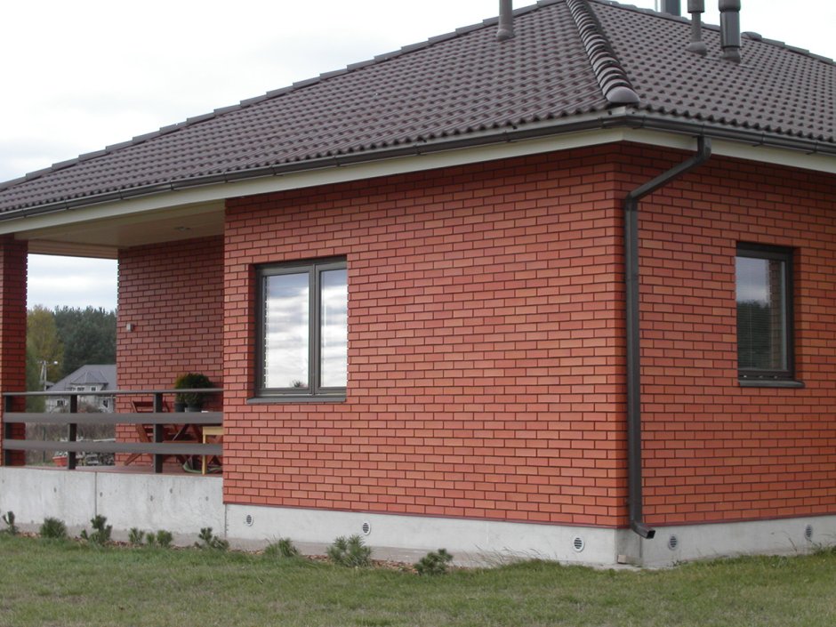 Дом из красного кирпича