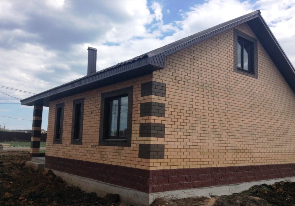 Одноэтажный дом облицованный кирпичом
