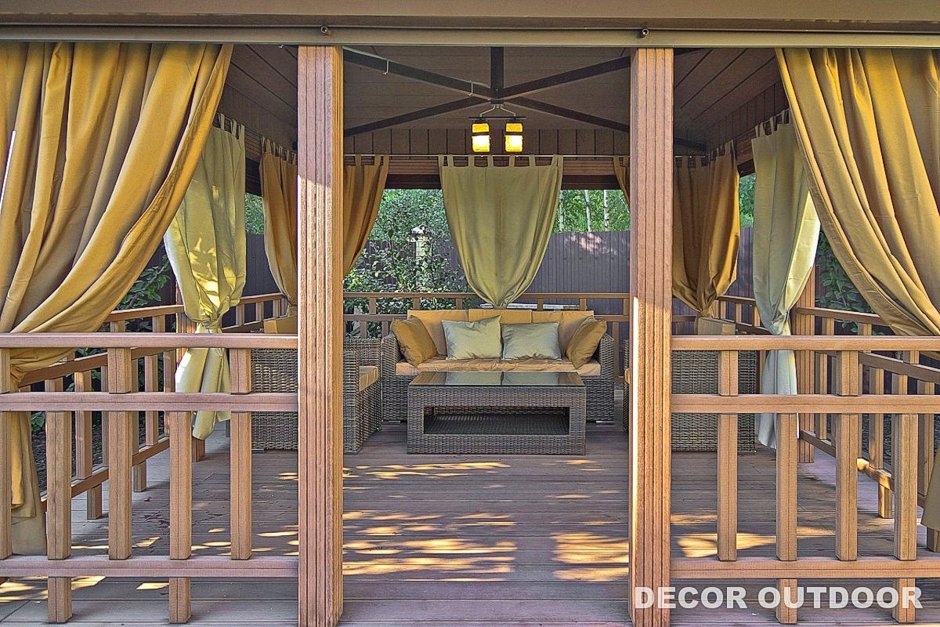 Деревянная беседка со шторами