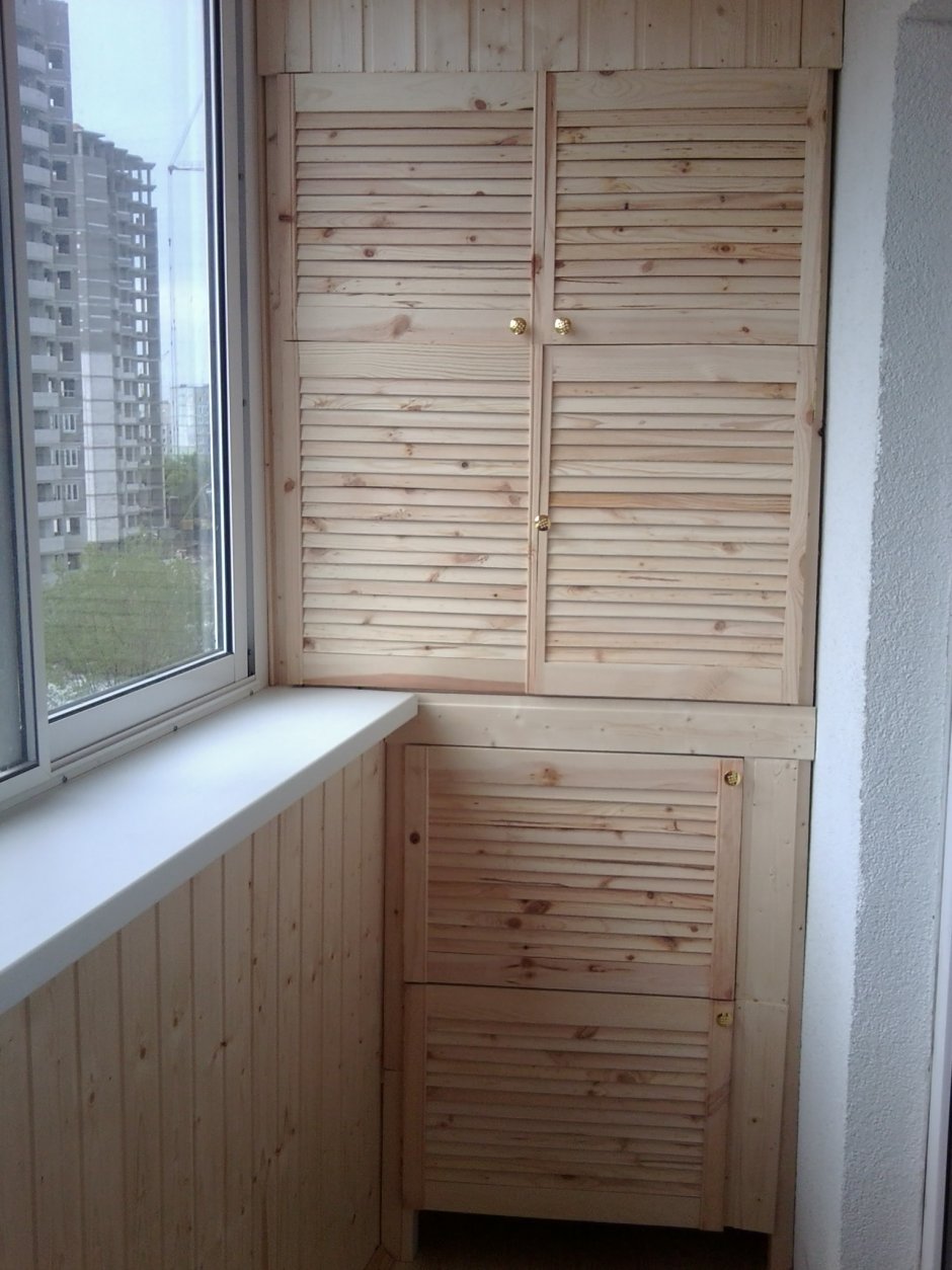 Шкаф на балкон из дерева