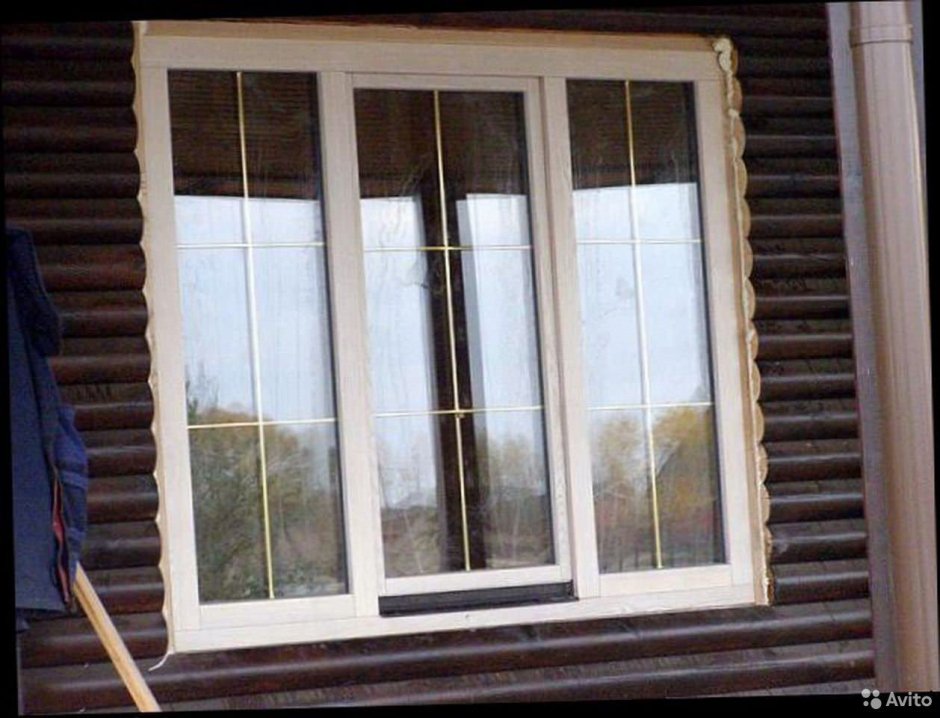 Белые окна с золотыми шпросами