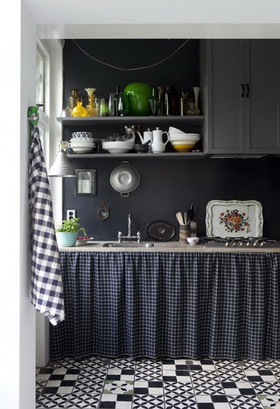 Кухонный гарнитур с занавесками