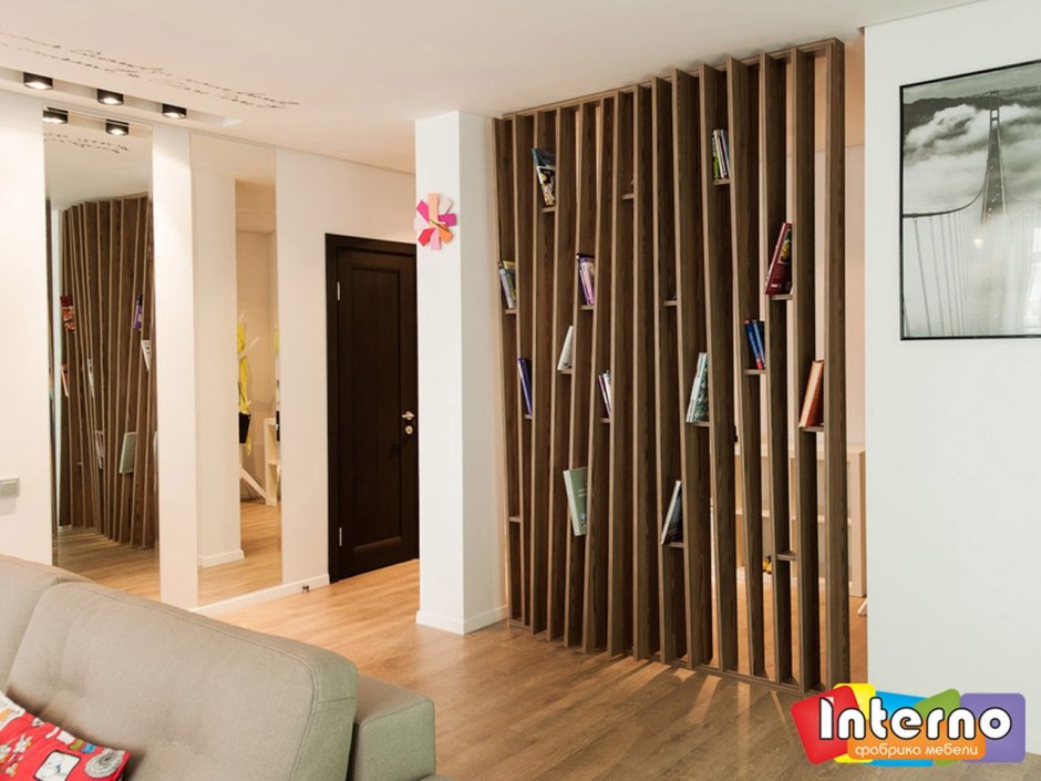 Деревянная перегородка для зонирования комнаты