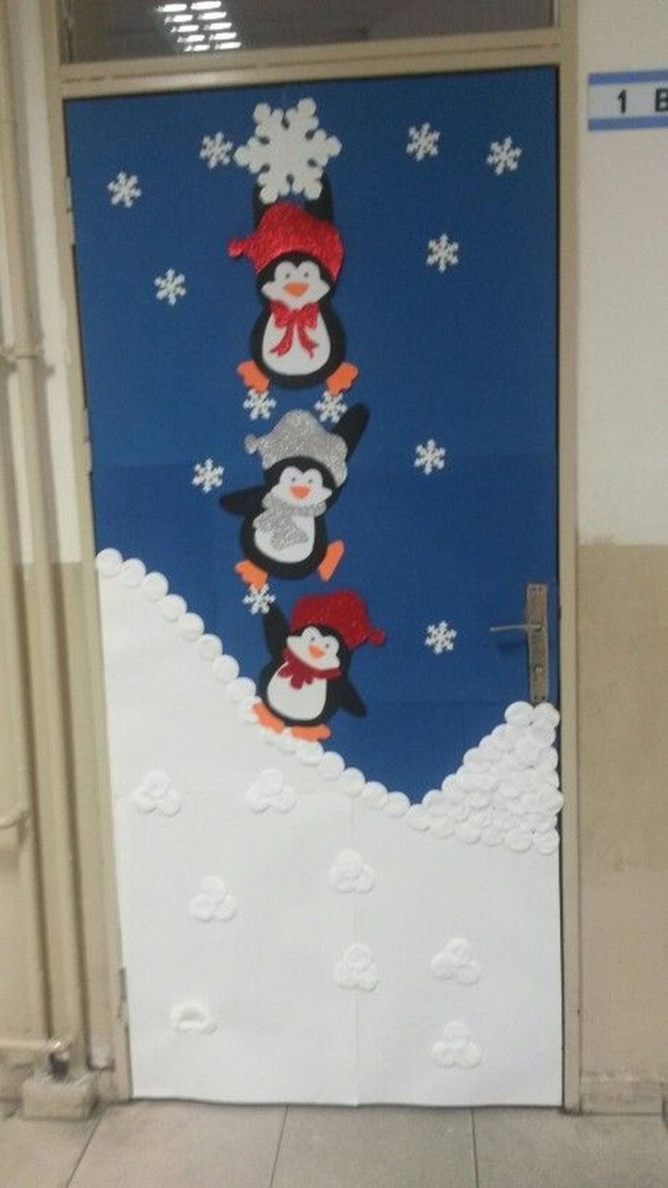 Украшение дверей к новому году в детском саду