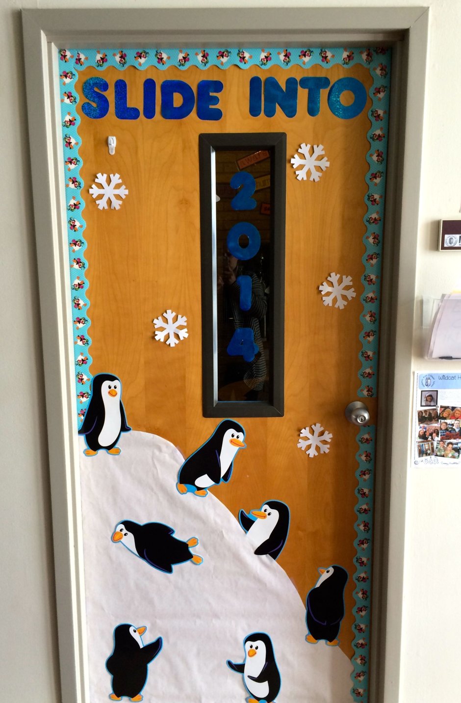 Украшение двери пингвины