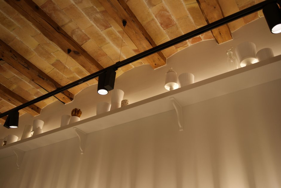 Трековые светильники на деревянном потолке