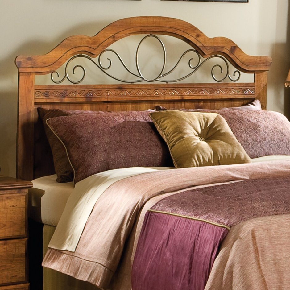 Кровать с деревянной спинкой