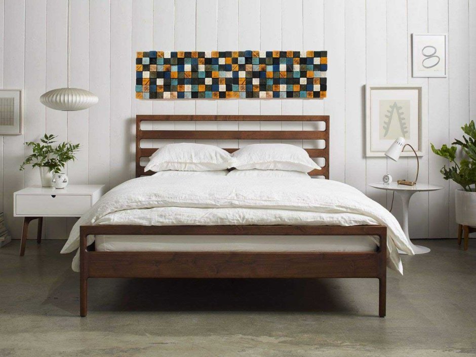 Дизайнерская кровать с деревянным изголовьем