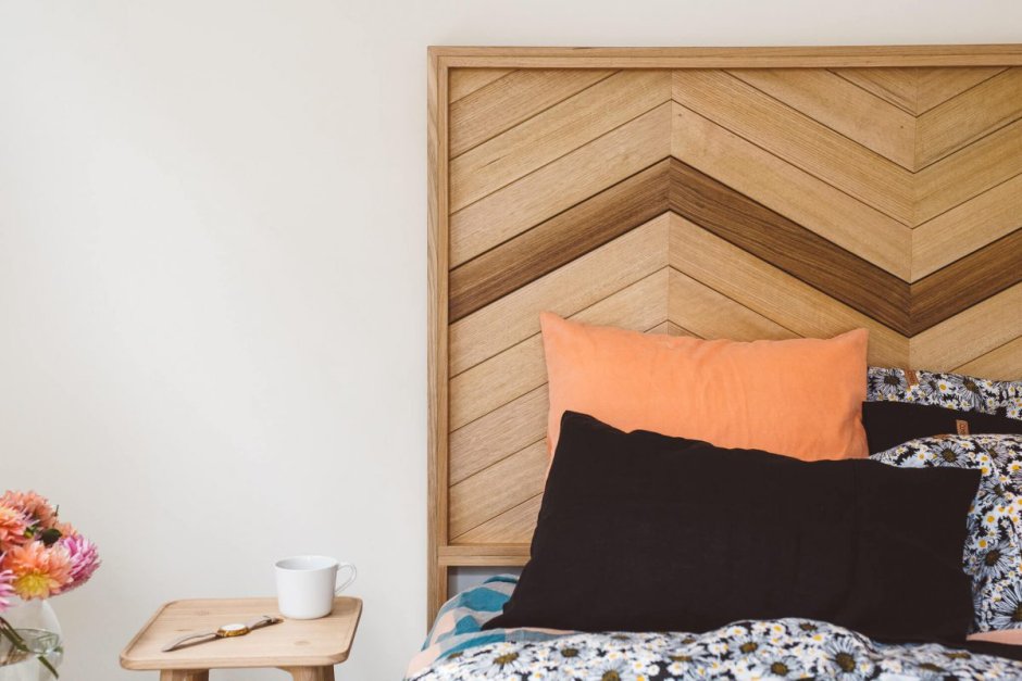 Изголовье кровати из деревянных реек