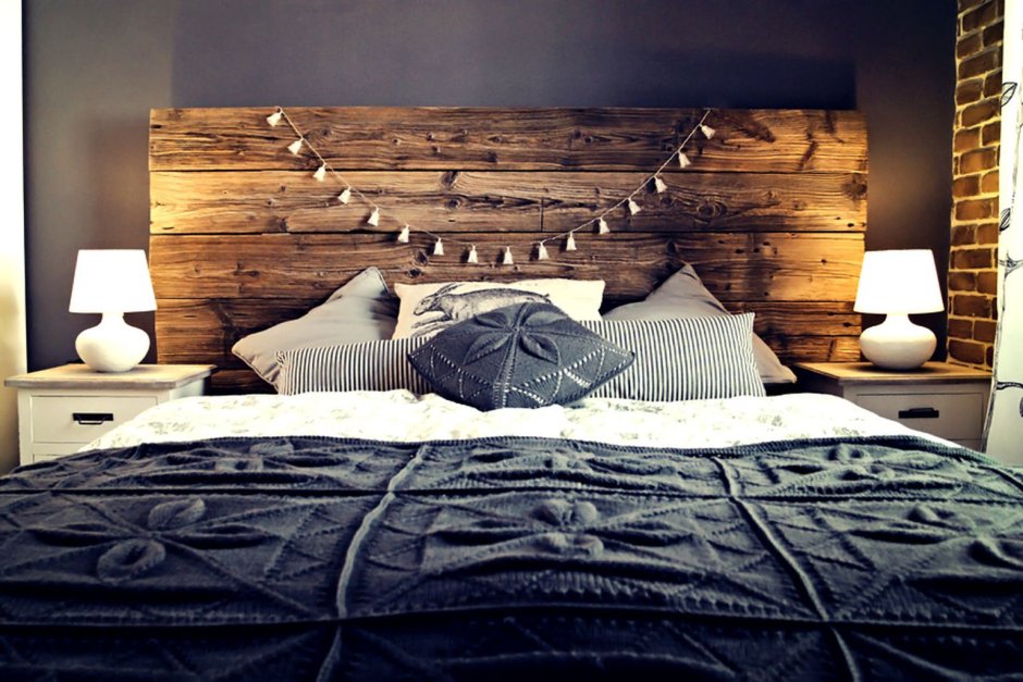 Деревянные доски над кроватью