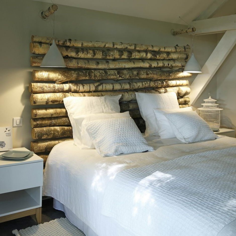 Кровати с деревянными спинками с декором