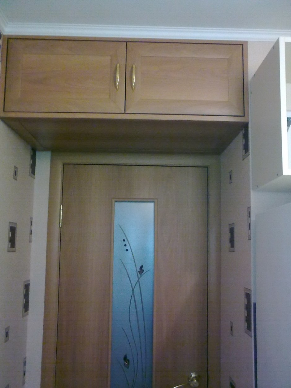 Навесной шкаф над дверью