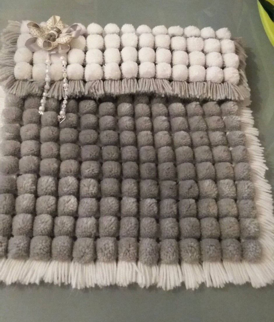 Коврик из помпонов из пряжи