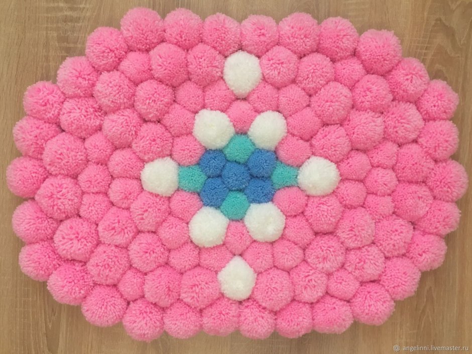 Коврик с помпонами