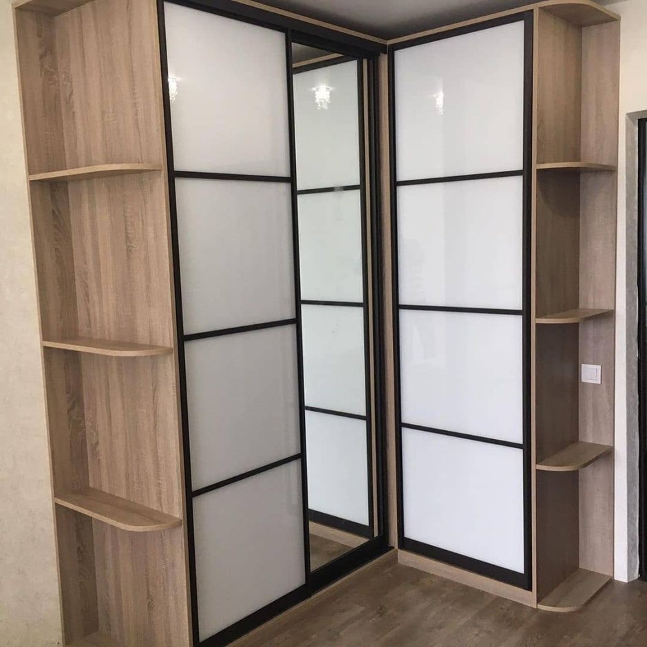 Шкаф купе с боковыми открытыми полками