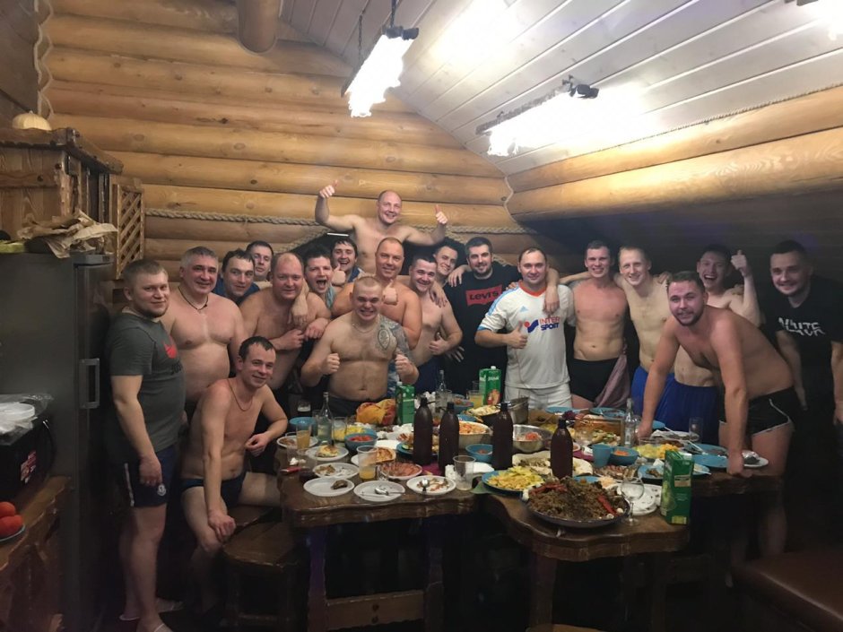 Мужская компания в бане