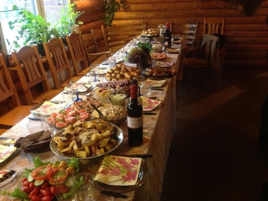 Накрытый стол в бане
