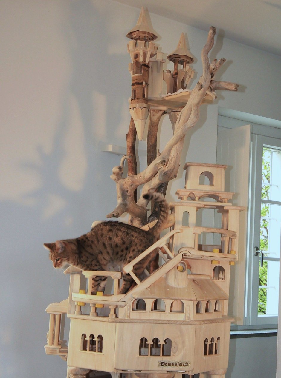Кошачий дом из дерева