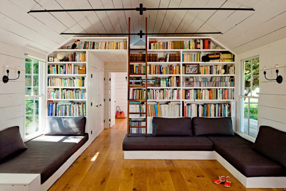 Комната с книжными полками