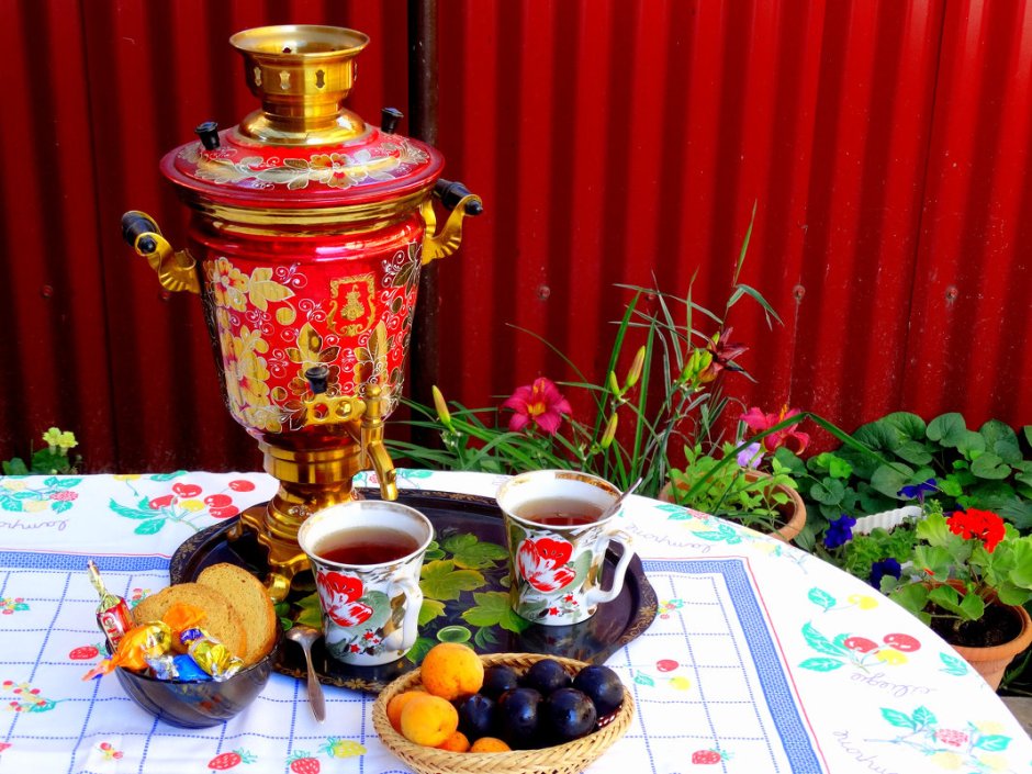 Накрытый стол с самоваром