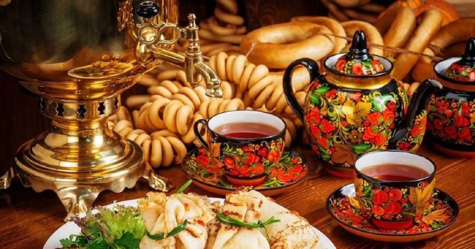 Красивый стол с самоваром