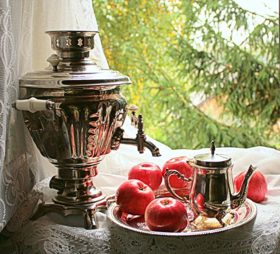 Самовар на столе