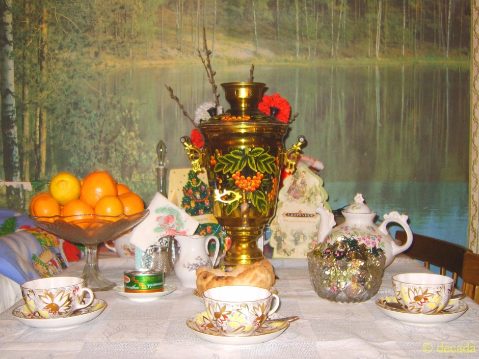 Накрытый стол с самоваром
