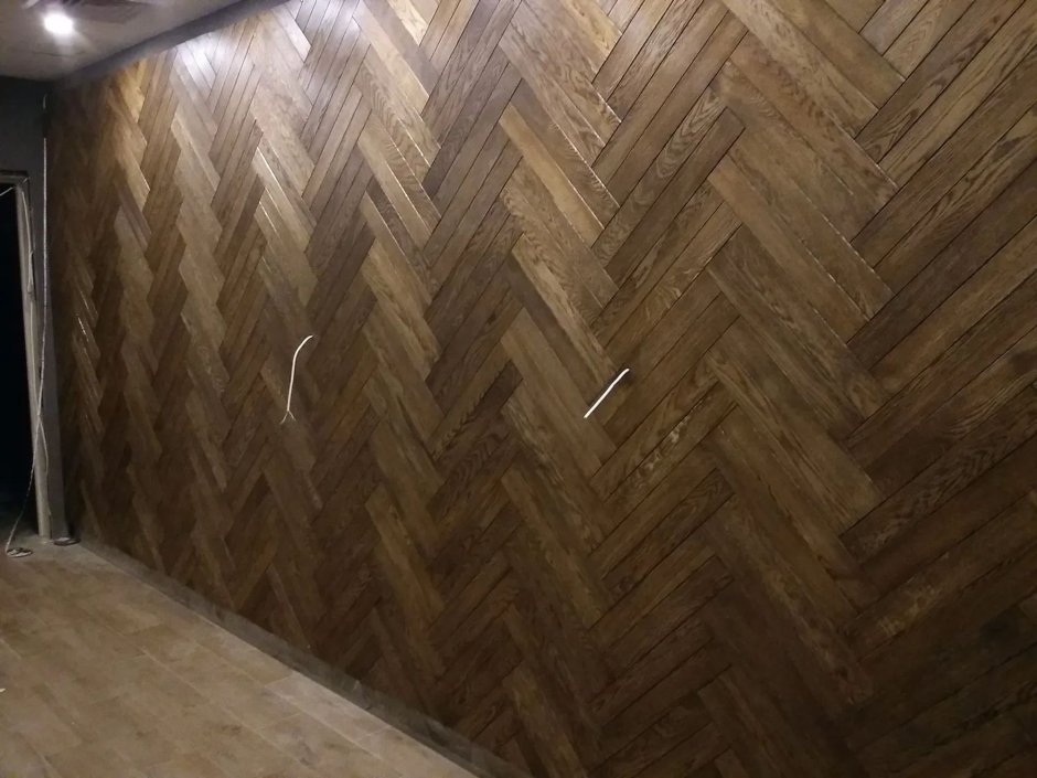 Ламинат елочкой на стене