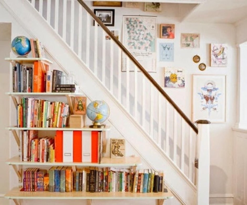 Книжный стеллаж под лестницей