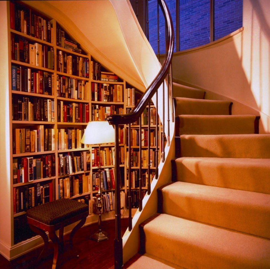 Книжный стеллаж под лестницей