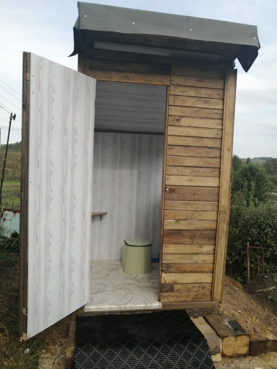 Деревянный деревенский туалет