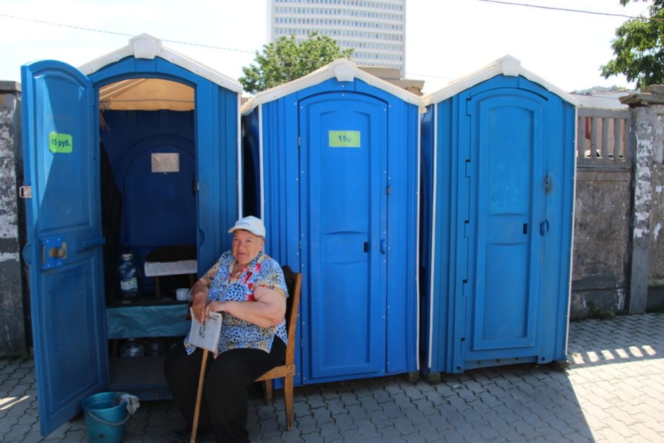 Уличный туалет грязный