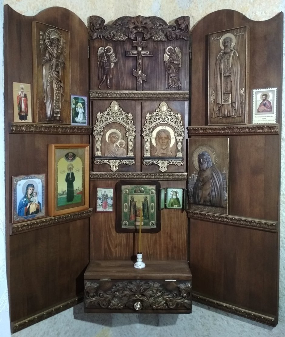 Домовый иконостас-поставец