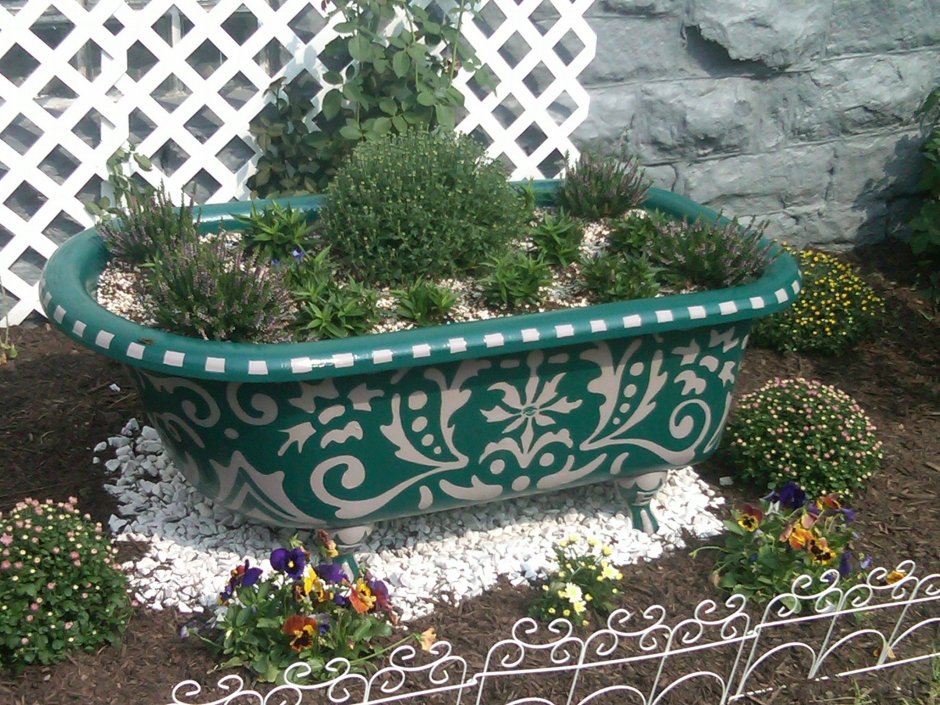 Клумба из старой ванны