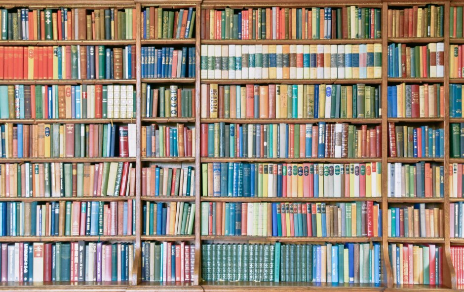 Книжные полки с книгами