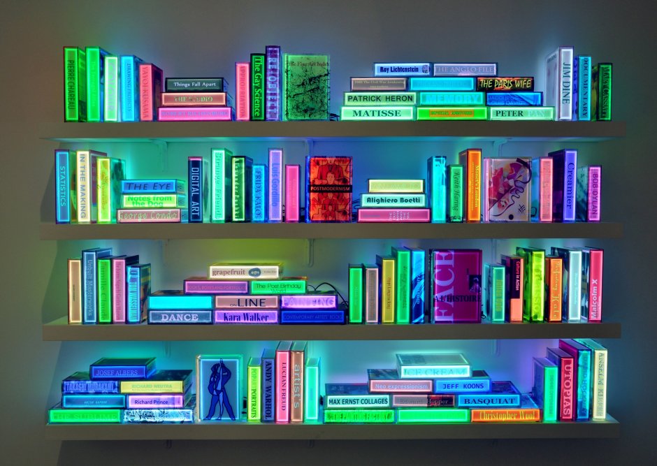 Книжные полки библиотека в неоновом цвете
