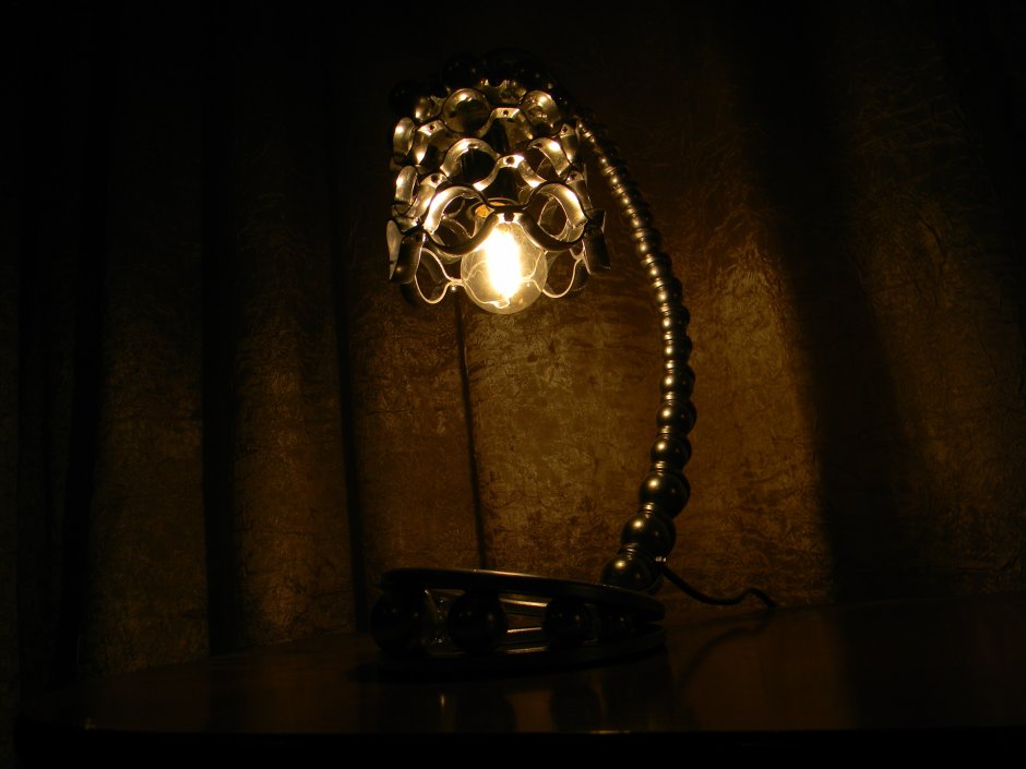 Лампа настольная с цепью