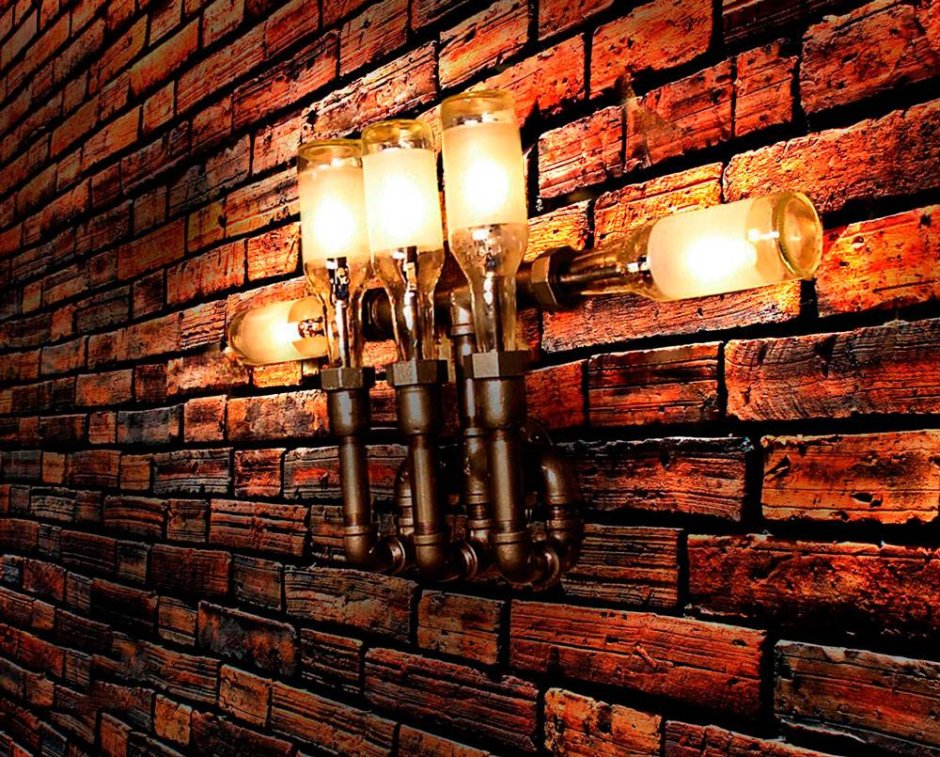 Светильники на кирпичной стене