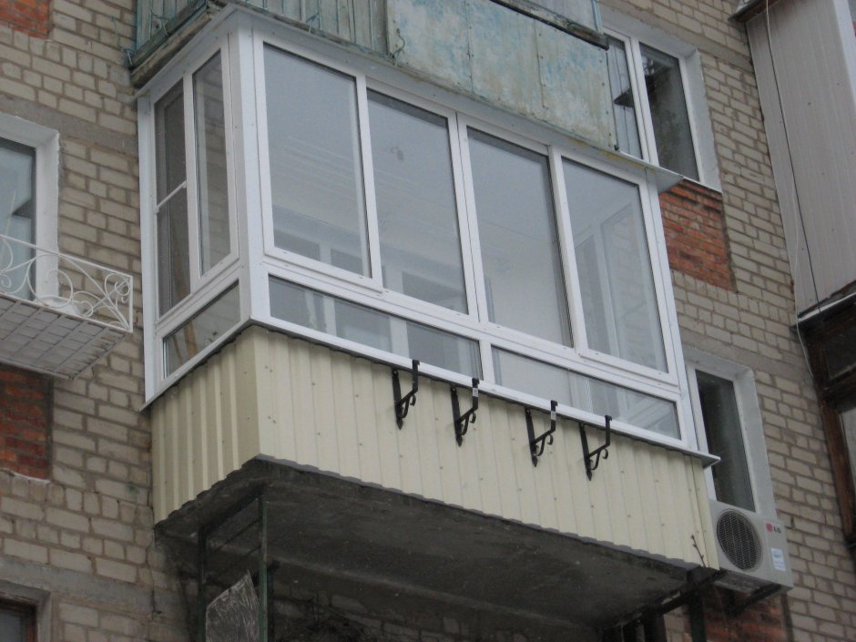 Пластиковый балкон с цветами