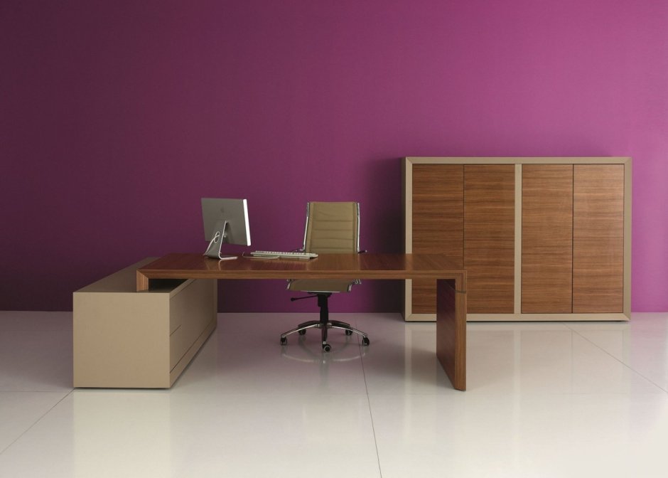 Фиолетовые стены в кабинете