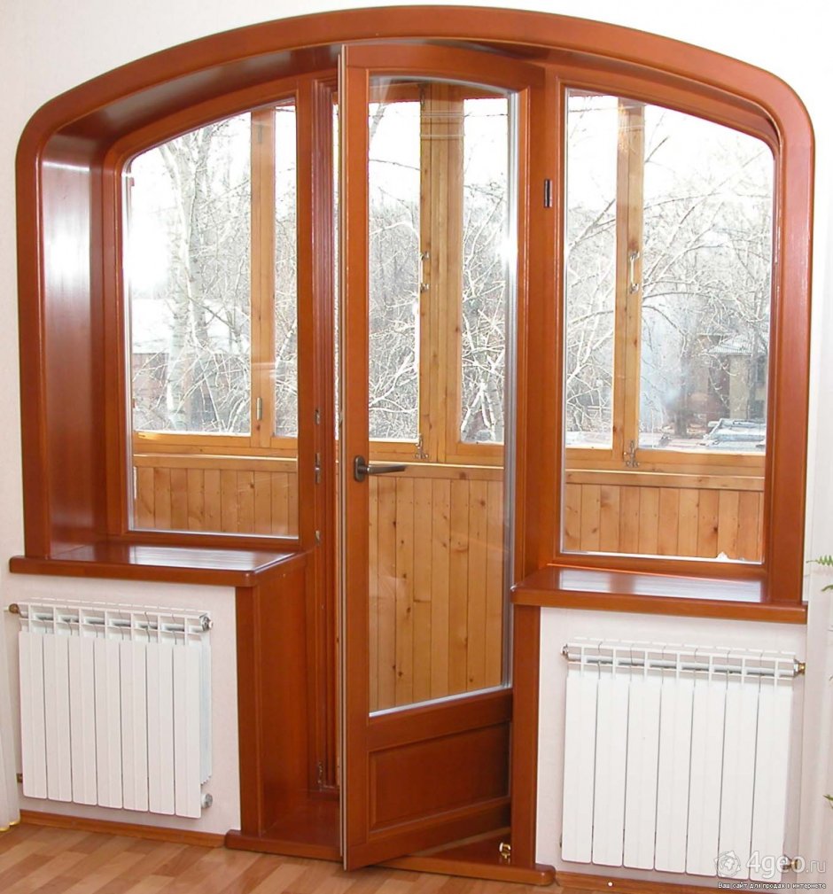 Деревянная балконная дверь