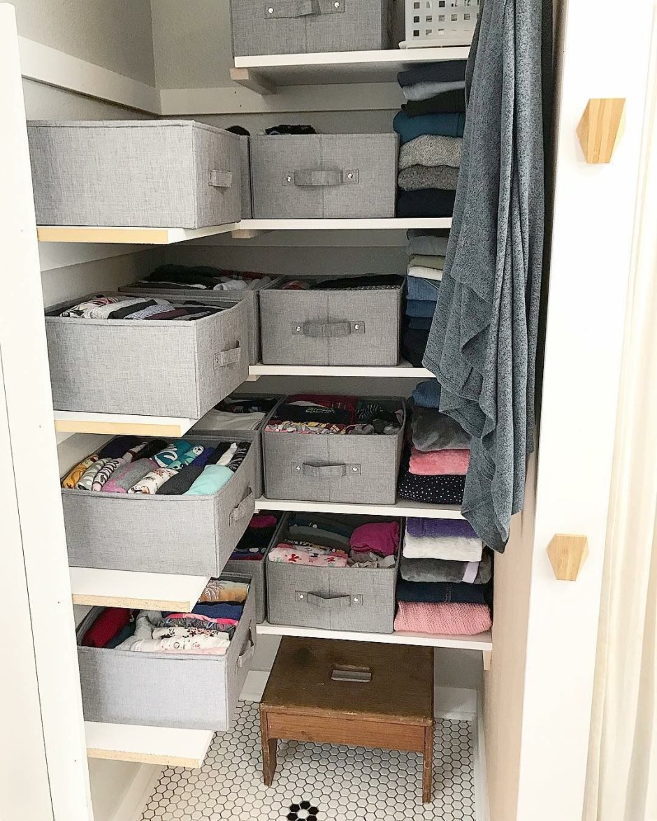 Организация хранения в гардеробной с коробками