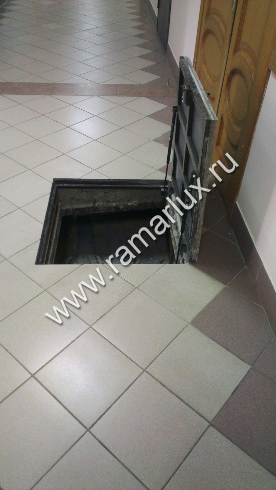 Люк в погреб под плитку