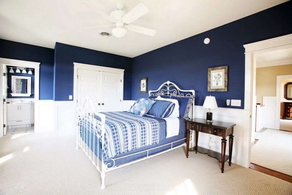 Синий цвет стен в спальне