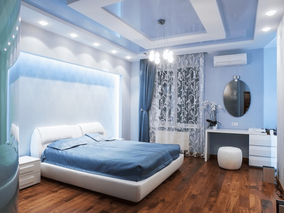 Интерьер спальни с голубым потолком