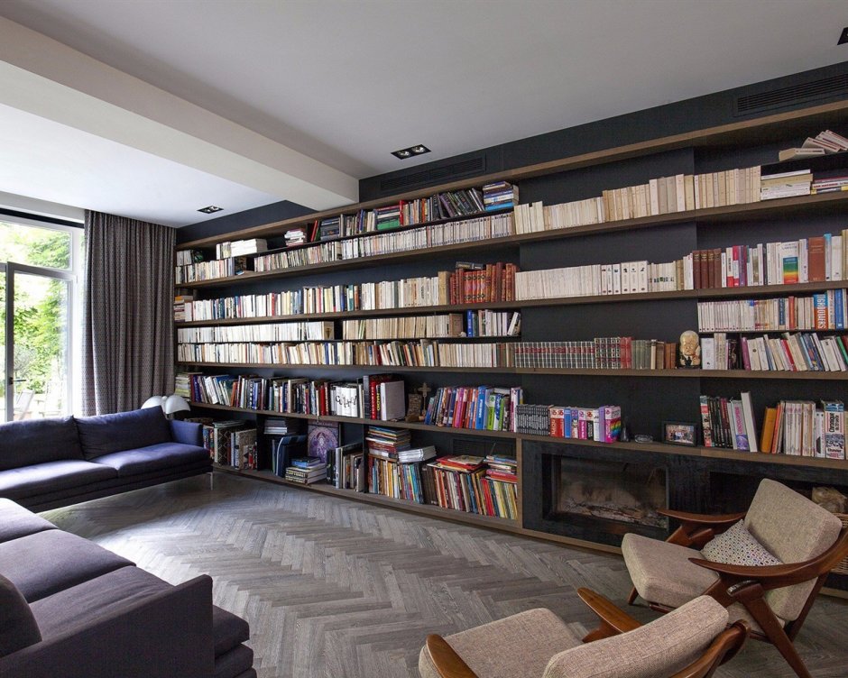Комната с книжными полками